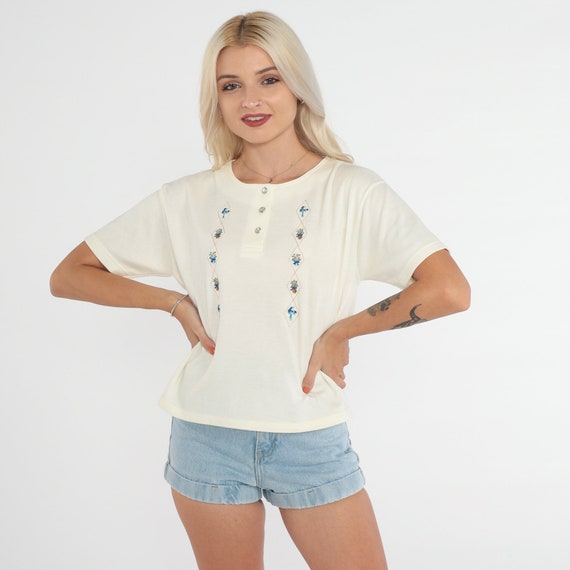 Floral Henley Tee 90s Cream Embroidered T-Shirt Short Sleeve Top Flower Embroidery Pearl Snap Up Blouse Summer TShirt Vintage 1990s Medium M