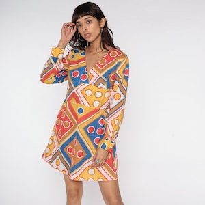 Robe nuisette des années 70, robe imprimée géométrique, mini robe Mod, taille empire, bohème vintage à manches longues des années 60, bohème psychédélique jaune bleu moyen 8