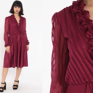 Weinrotes Rüschen Kleid 70er Midi Boho Wrap Sekretär High Waisted Tiefer V Ausschnitt 1970er Vintage Lange Puffärmel Boho Medium