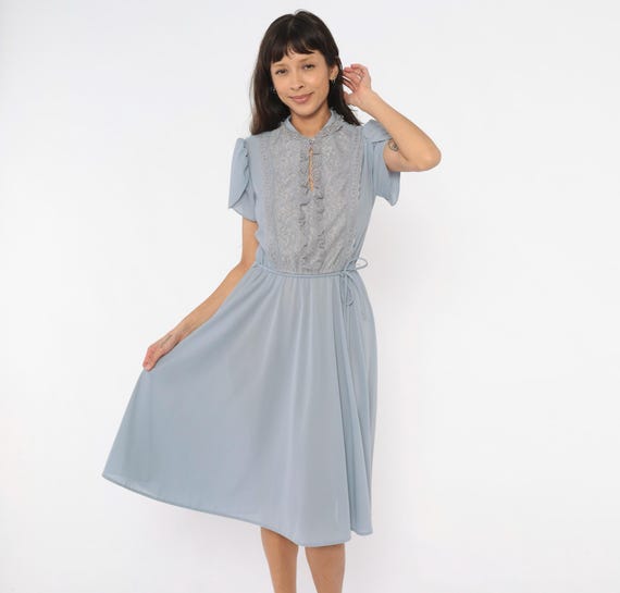 70s Lace Bib Dress Powder Blue Puff Sleeve Ruffle Front Keyhole Neckline Floral Chiffon Waist Tie Feminine Prairie Cottagecore Grey Medium M