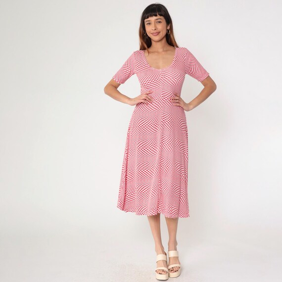 Vintage 80s Op Art Dress Red White Checkered Illusion Pattern Scoop Neck Fit Flare Midi Optical Print Short Sleeve 1980s Medium Large