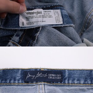 Pu&ograve; includere: Jeans in denim blu chiaro con un'etichetta Wrangler e una toppa nera che dice "Cowboy Cut Collection" di "Borge Strait". L'etichetta include la taglia 35 x 34 e le istruzioni per la cura.