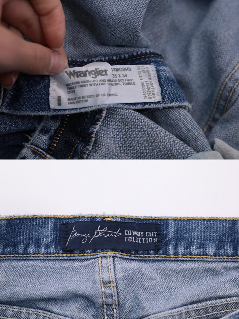 Pu&ograve; includere: Jeans in denim blu chiaro con un'etichetta Wrangler e una toppa nera che dice "Cowboy Cut Collection" di "Borge Strait". L'etichetta include la taglia 35 x 34 e le istruzioni per la cura.