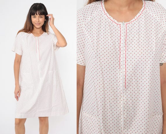 70s Floral Lounge Dress Vintage Heart Print Midi Hippie White House Dress 1970s Shift Boho Short Sleeve Dress Front Zip Up Pocket Medium