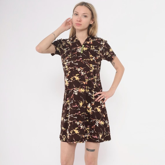 70s Brown Mod Mini Dress Abstract V Neck Knee Length Vintage Prairie Cottagecore Autumn Pattern Fall Colors Dark Academic Chocolate Medium M