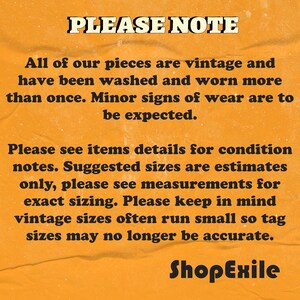 Pode incluir: Texto em fundo laranja: "PLEASE NOTE" e informa&ccedil;&otilde;es sobre artigos vintage, incluindo desgaste e tamanhos. Aconselha-se a verificar os detalhes e as medidas do artigo. O log&oacute;tipo ShopExile est&aacute; na parte inferior.