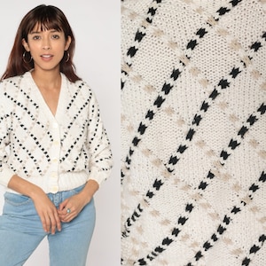 Suéter cárdigan de los años 80 suéter de punto blanco con botones texturizado estampado de diamantes retro casual neutro bronceado negro vintage 1980 algodón ramio medio M