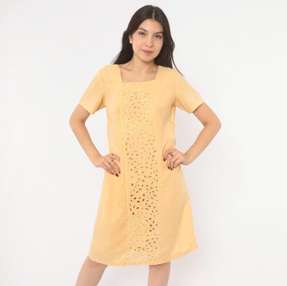 Cutwork Lace Shift Dress 80s Peach Cotton Square Neck Short Sleeve Embroidered Floral Eyelet Panel Knee Length Apricot Vintage Small S