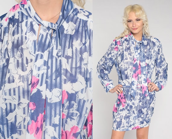 Floral Mini Dress 70s ASCOT BOW Dress Boho Purple Flower Print Bohemian Mod Dress Shift 1970s Long Sleeve Vintage Minidress White Medium
