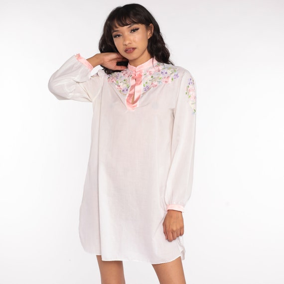 70s long sleeve mini dress 70s Mini Dress Boho Floral EMBROIDERED Print White Sweatshirt 1970s Vintage  Tunic Shift Bohemian Long Sleeve Minidress Small Medium