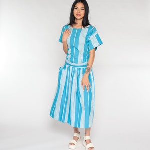 Robe midi rayée des années 80, robe de jour taille basse, taille haute rétro, robe décontractée avec poche, bleu blanc des années 80, coton vintage, bouton sur le côté, moyen 8 image 3