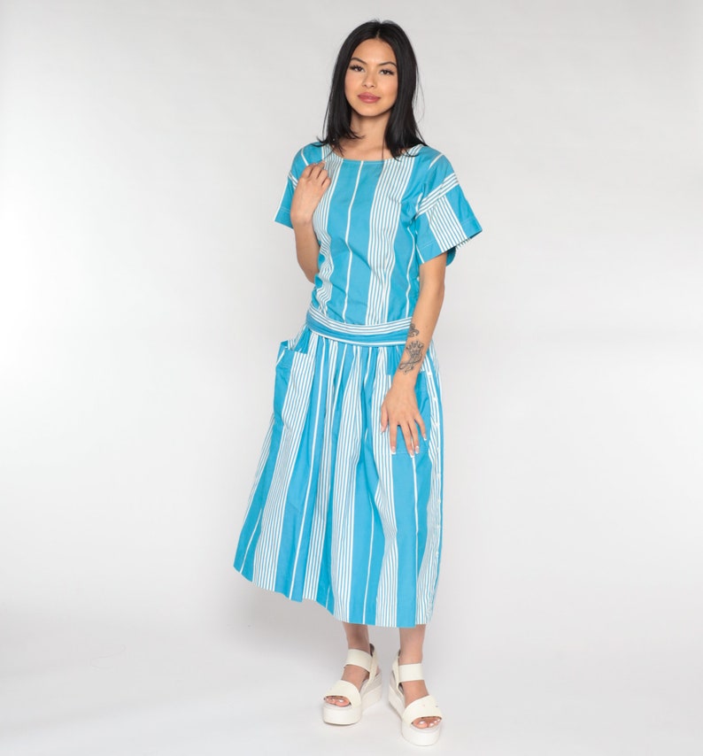 Robe midi rayée des années 80, robe de jour taille basse, taille haute rétro, robe décontractée avec poche, bleu blanc des années 80, coton vintage, bouton sur le côté, moyen 8 image 3