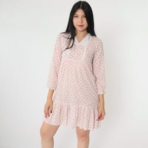 70s Floral Babydoll Dress Baby Pink Mini Eyelet Lace Collar Boho Empire Waist 3/4 Sleeve Dolly 1970s Hippie Vintage Minidress Extra Small xs