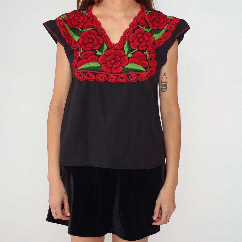 Blouse florale mexicaine des années 90 Haut brodé noir Paysan Hippie Chemise de tente à manches courtes Été Puebla Festival Fleur rouge vintage années 1990 Petit image 7