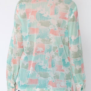 Puede incluir: Camisa de manga larga con estampado pastel. La camisa presenta un dise&ntilde;o repetitivo de formas abstractas y figuras de p&aacute;jaros blancos en tonos azul claro, rosa y verde. La tela es ligera y semitransparente. Con cuello y pu&ntilde;os abotonados.