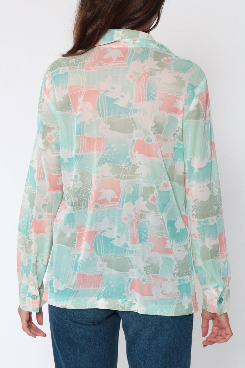 Puede incluir: Camisa de manga larga con estampado pastel. La camisa presenta un dise&ntilde;o repetitivo de formas abstractas y figuras de p&aacute;jaros blancos en tonos azul claro, rosa y verde. La tela es ligera y semitransparente. Con cuello y pu&ntilde;os abotonados.