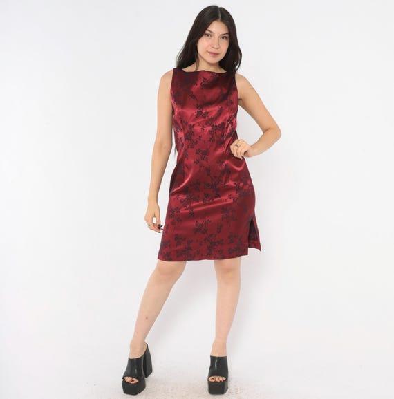 90s Burgundy Floral Jacquard Dress Sleeveless Satin Sheath Boat Neck Black Rose Cotton Blend Wine Red Cocktail Party Womens Vintage Small S