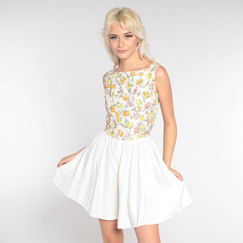 Blommig miniklänning 60-tals moderklänning Vit blommig klänning Boho hög midja dagklänning Ärmlös Passform och utsvängd Cocktail Vintage 1960-tal Extra liten xs 0 bild 4