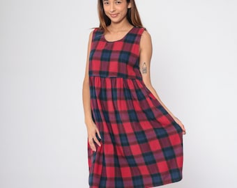 Abito a quadri anni '90, abito midi con grembiule, bottoni, spalline, stile impero, rosso e blu, stampa tartan, senza maniche, vintage anni '90, taglia S