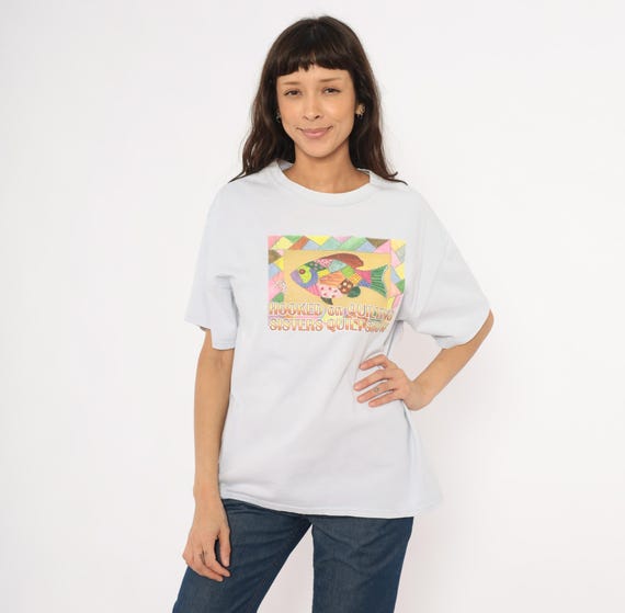 Quilted Fish Graphic Tee 90s Sisters Quilt Show Patchwork Cotton Shirt Colorful Art Novelty Top Pale Blue Relaxed Fit Unisex Vintage Large L