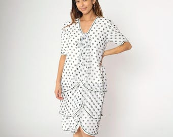 Robe à pois blanche en mousseline de soie des années 80, robe à manches bouffantes, jupe à volants, nœud lavallière, robe mi-longue des années 80, col en V, bordure en dentelle, vintage, moyen