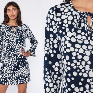 Mini abito Mod POLKA DOT Dress 70s Shift Blue White Print Twiggy 60s Vintage Keyhole Minidress Gogo Long Ruffle Sleeve Go Go Sixties Medium