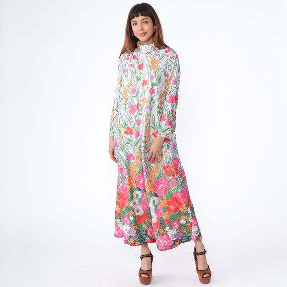 Floral Lounge Dress 70s Zip Up Maxi Dress White Pink Flower Print Hippie Shift Long Sleeve Boho Front Zipper Vintage 1970s Medium Large