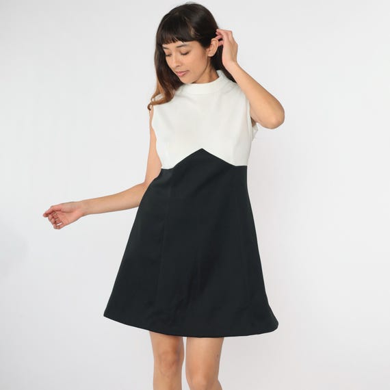 60s Babydoll Dress Mod Color Block 70s Mini Black White Sleeveless Empire Waist Dolly 1970s Monochrome Mock Neck Vintage Minidress Medium