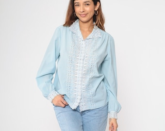 Vintage Blumen Eyelet Lace Top 70er Jahre Baby Blau Button up Bluse Cutwork Langarm ausgebogter Kragen Prairie Boho Pastell 1970s Groß