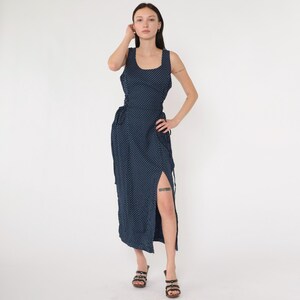Vestido vintage azul marinho de bolinhas anos 90 sem mangas com fenda lateral vestido longo decote redondo estilo grunge anos 90 com cintura amarrada média