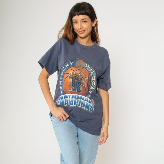Vintage 1996 Kentucky Wildcats Shirt NCAA Final Four National Champions Graphic Tee Retro 90s Crewneck Faded Blue 1990s Medium Large