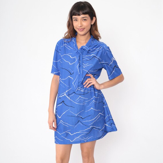 Mountain Print Dress 70s Blue Mini Dress Ascot Necktie Abstract Print Day Dress Short Sleeve Neck Tie Pussy Bow Day Vintage 1970s Large L
