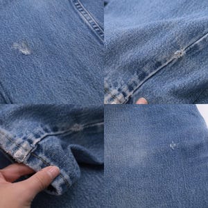 Pu&ograve; includere: Primo piano di tessuto denim blu con diversi piccoli fori. Il tessuto &egrave; usurato e sbiadito, mostrando segni di et&agrave; e uso.