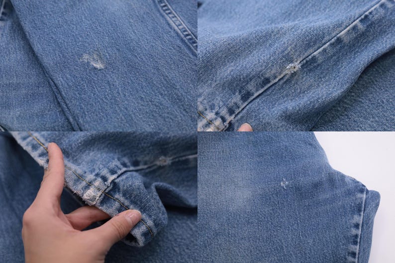 Pu&ograve; includere: Primo piano di tessuto denim blu con diversi piccoli fori. Il tessuto &egrave; usurato e sbiadito, mostrando segni di et&agrave; e uso.
