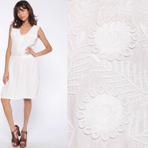 Vestido branco bordado estilo boho hippie anos 90 grunge mini indiano para o verão, ideal para festivais, boho vintage anos 90, tamanho médio.