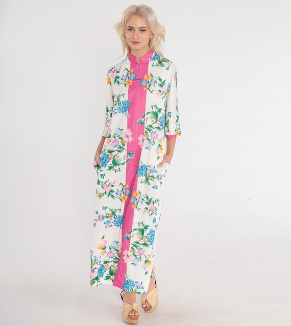 Floral Lounge Dress 70s Zip Up Maxi Dress White Pink Flower Print Hippie Shift Half Sleeve House Dress Front Zipper Vintage 1970s Small S