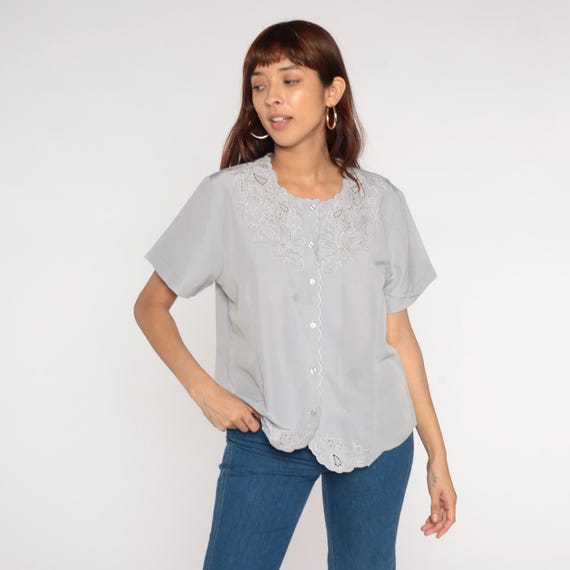 Embroidered Blouse Y2K Gray Button Front Short Sleeve Vintage Cutwork Lace Paisley Scalloped Hem Delicate Feminine Romantic Medium M