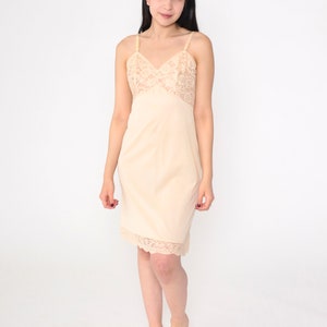 Beiges Kleid aus Spitze 70er Jahre Vanity Fair Lingerie Nachthemd Mini Voll Slip Empire Taille Verstellbar Spaghettiträger Tan Vintage 1970s Kleine S 34