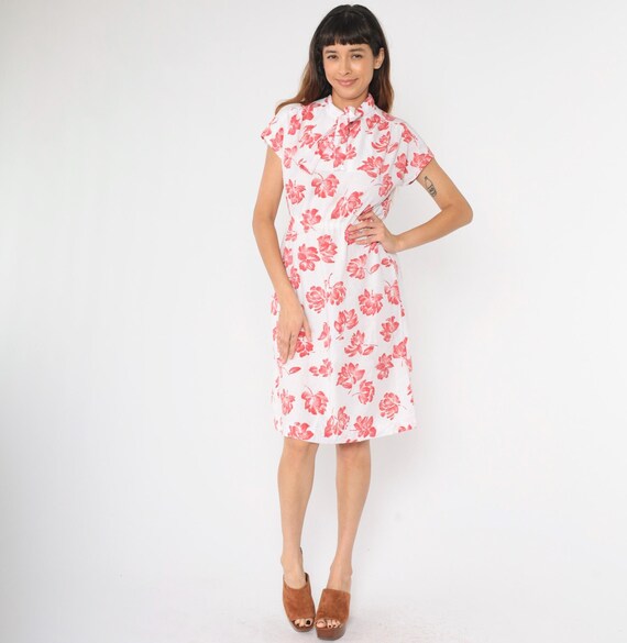 Vintage 70s Red Floral Dress High Neck Tie Small A-Line Midi Secretary Boho Slubbed Cap Sleeve Bow Ascot High Elastic Waist White 1970s S