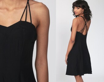 Robe de soirée noire des années 90 STRAPPY Mini Cage Criss Cross Fit et Flare Party vintage des années 1990 Dos nu LBD Grunge Robe de cocktail Extra Small xs