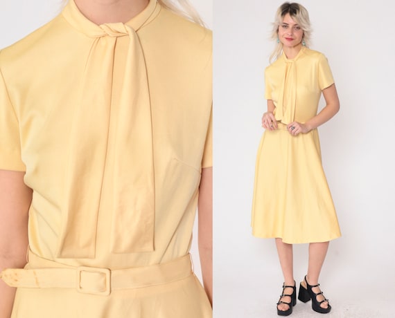 Mod Ascot Dress 60s 70s Midi Stewardess Dress Light Yellow Necktie Belted Short Sleeve 1960s Vintage Hippie Sixties Twiggy High Waist Small