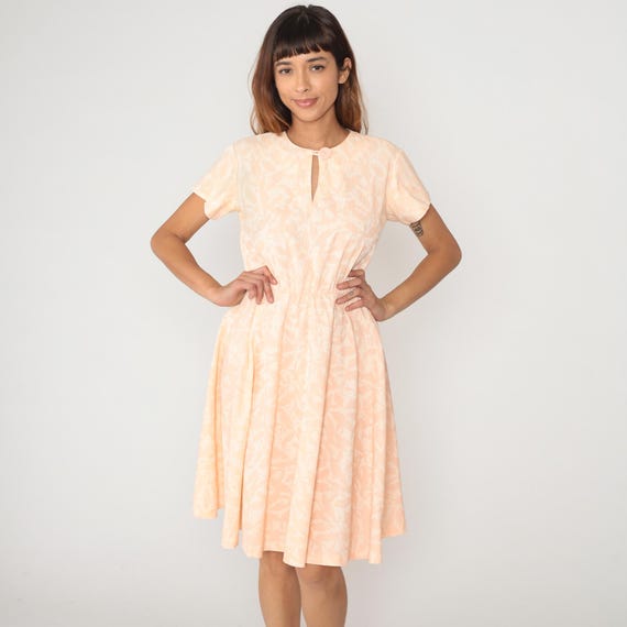 80s Peach Keyhole Dress Coral Cotton Short Sleeve Button Elastic Waist Knee Length Coquette Full Skirt Summer Garden Spring Vintage Medium M