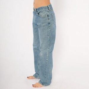 Peut inclure: Jean en denim bleu clair avec une conception classique &agrave; cinq poches. Le jean a une coupe droite et un d&eacute;lavage d&eacute;color&eacute;, offrant une esth&eacute;tique vintage. Le jean est en denim durable.