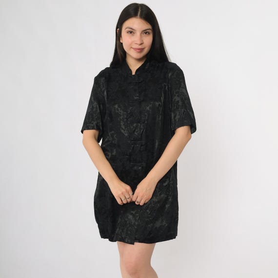 Cheongsam Mini Dress 90s Black Satin Jacquard Floral Pattern Short Sleeve Mandarin Collar Chinese Frog Button Vintage Tunic Style Large L 14