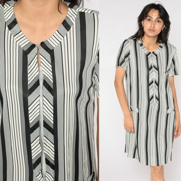 Striped Shift Dress 70s Black White Mini Dress Mod Chevron Print Short Sleeve Zip Up Minidress 60s Seventies Day Vintage 1970s Medium M