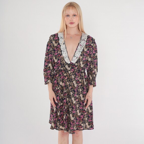 Floral Granny Dress 80s Day Dress Lace Trim V Neck Navy Blue Purple Flower Print High Waisted 3/4 Sleeve Knee Length Vintage 1980s Medium M
