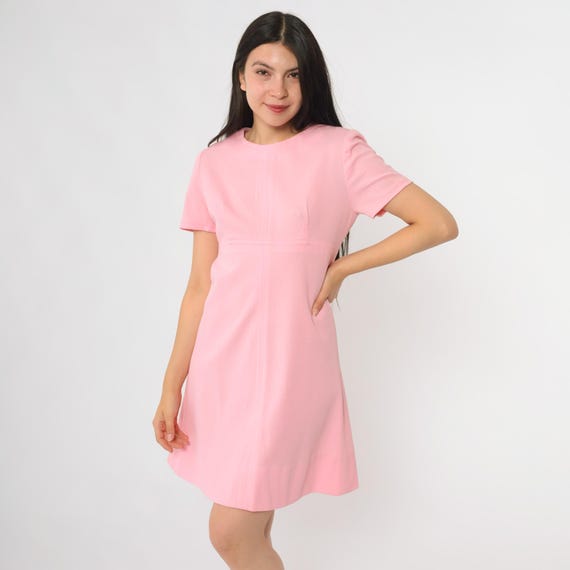 Pink Mini Dress 60s Mod Crew Neck A-Line Shift Gogo Twiggy Style Swinging Sixties Space Age Minimalist London Fashion Modern Medium M