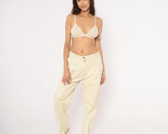 Pantaloni in pelle color crema anni '80, pantaloni a pieghe sul davanti, gamba dritta, pantaloni bianchi, passanti per cintura, fondo vintage color bianco sporco affusolato, stile grunge alternativo