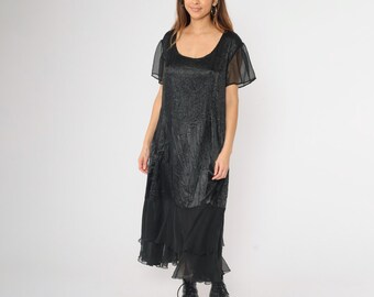 Vintage svart satinklänning 90-tals chiffong, skiktad fåll, utsvängd ärm, texturerad festklänning, midiklänning, 1990-tals, transparent, gotisk, häxig, boho, grunge, oversize, stor