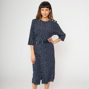 Vestido vintage de lunares de los años 80, azul marino, corpiño plisado, manga 3/4, vestido de secretaria midi con cinturón, cintura alta, falda tubo de los años 80, talla pequeña S
